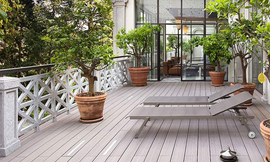 Modern steel railing design paired with concrete, showcasing clean lines and minimalist beauty.