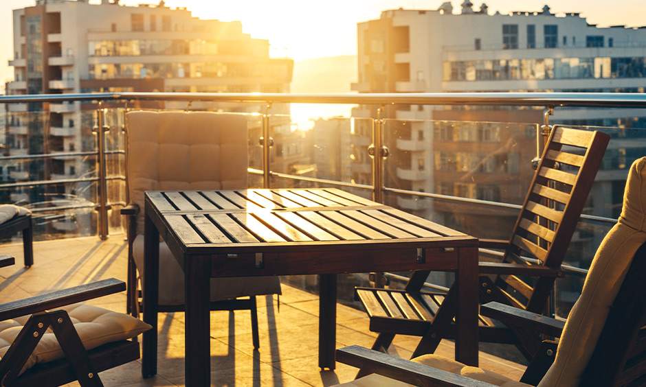 Modern steel railing design for balcony includes sleek lines and glass for an open vibe.