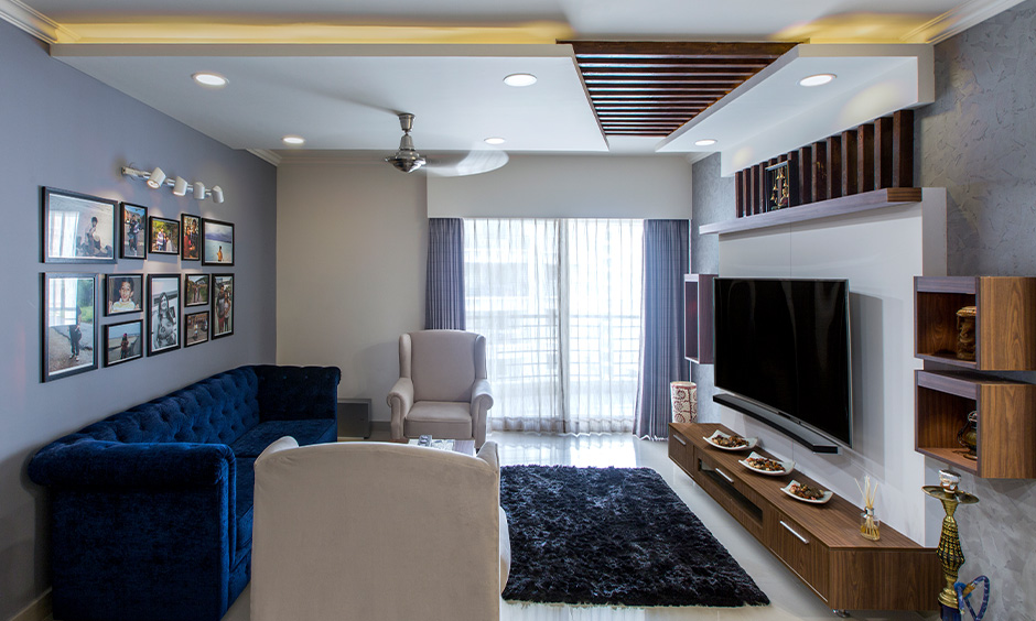 Living room ceiling based on is layout to accentuate the interiors