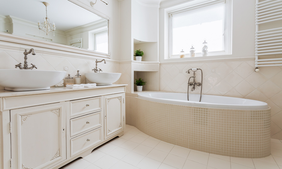 A curved faux bathroom niche, which is stylish and smart