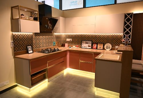 Stylish modern modular kitchen design by DesignCafe Balewadi, maximizing space and efficiency.