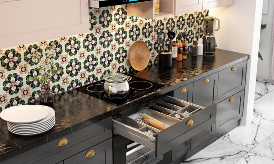 Black kitchen countertop to add a modern and elegant look to the kitchen