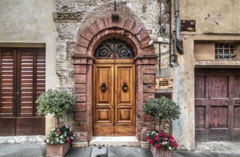 Common home entrance decor mistakes to avoid with tips on lighting, colour, and layout.