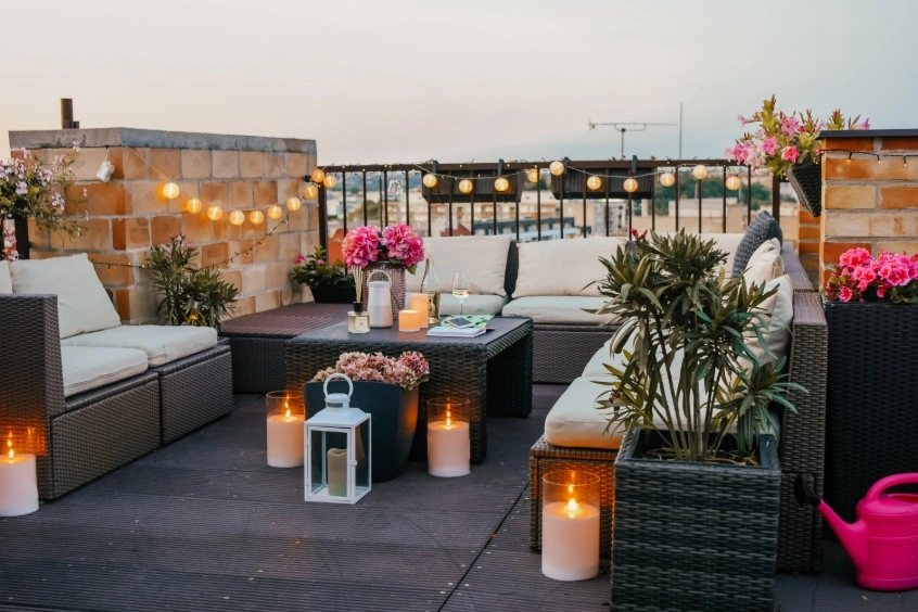 Mixed-material terrace railings adding privacy, durability and a stylish rooftop seating area.