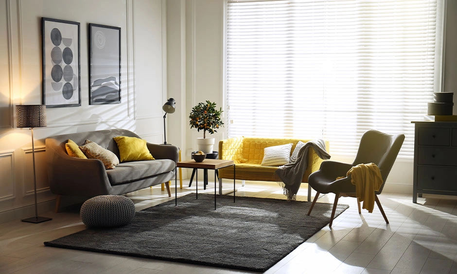 A neutral living room combines furniture, lighting and finishes that influence interior costs.